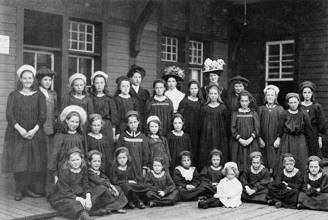 Groupe de jeunes immigrantes en route vers une maison d’accueil à Stratford (Ontario), 1908 