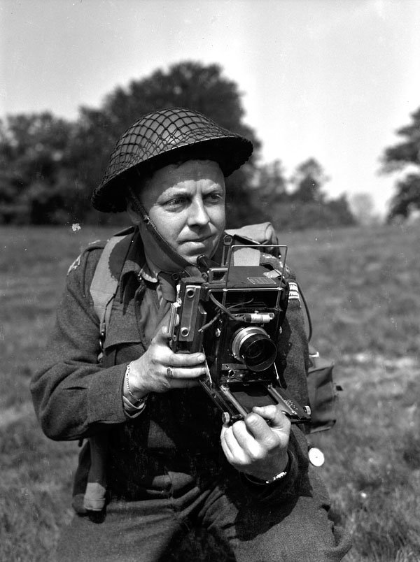 Le lieutenant Frank L. Dubervill, de l'Unité de film et de photo de l'Armée canadienne, tient un appareil-photo Anniversary Speed Graphic.