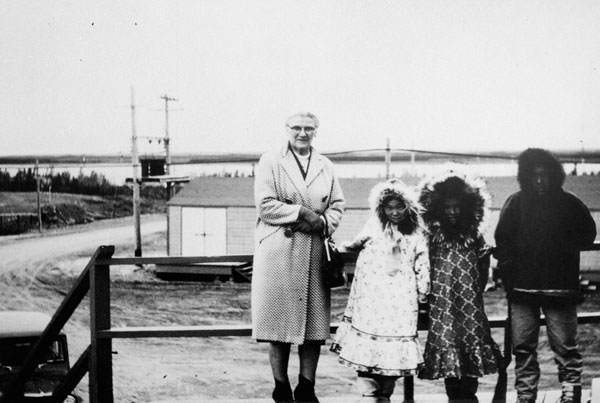 [Pensionnat indien de Yellowknife], Mme Haggerty avec trois enfants inuits, en route vers l'école, vers 1970