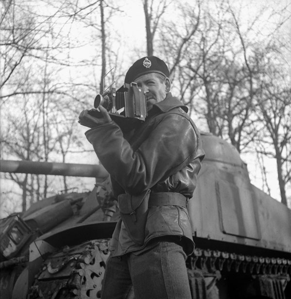 Le lieutenant H. Gordon Aikman, de l'Unité de film et de photo de l'Armée canadienne, tient un appareil-photo Anniversary Speed Graphic.