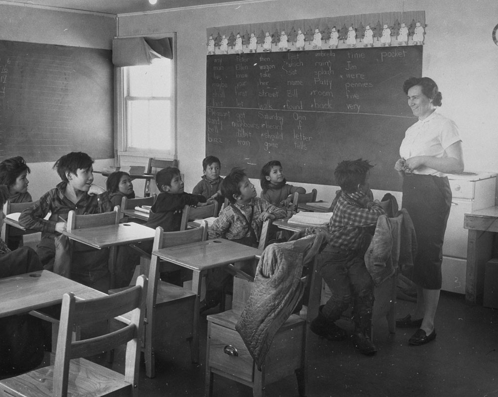 École non identifiée, groupe d'enfants naskapis dans une salle de classe avec leur enseignante, ville inconnue (Québec), date inconnue  