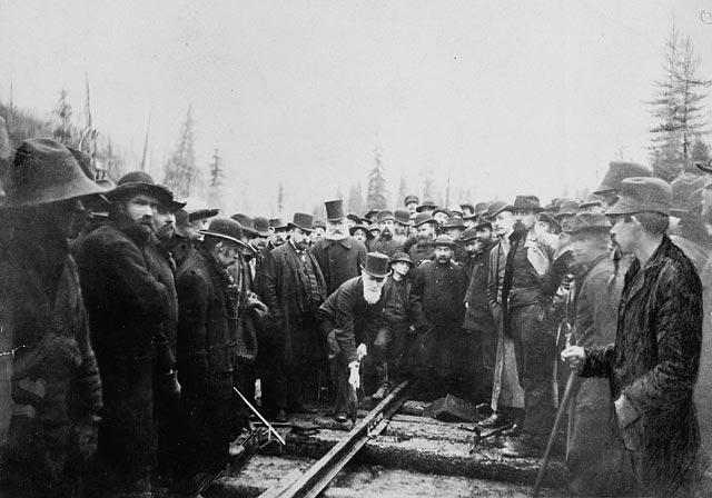 Donald A. Smith enfonçant le dernier crampon du chemin de fer Canadien Pacifique