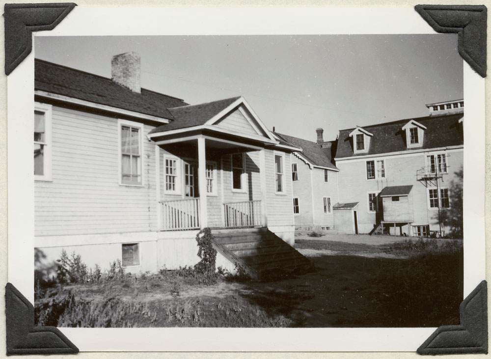 Pensionnat indien de Round Lake, vue extérieure de la salle de classe, Broadview, 2 septembre 1948
