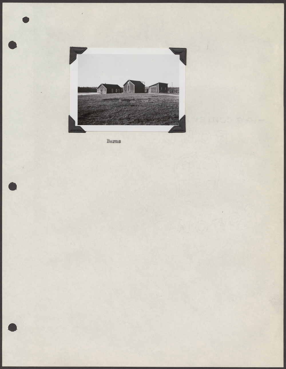 Pensionnat indien de Pelican Lake, vue de trois granges, Sioux Lookout, 26 septembre 1948