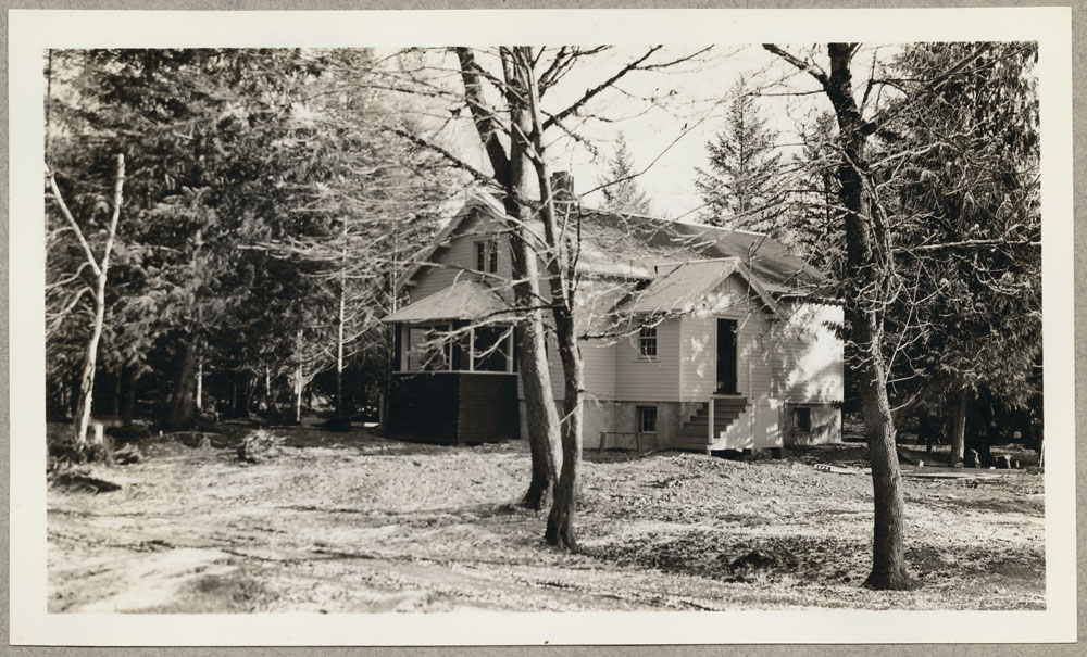 Externat et résidence des professeurs, entrée ouest de l'école, réserve de Pemberton, 16 décembre 1939