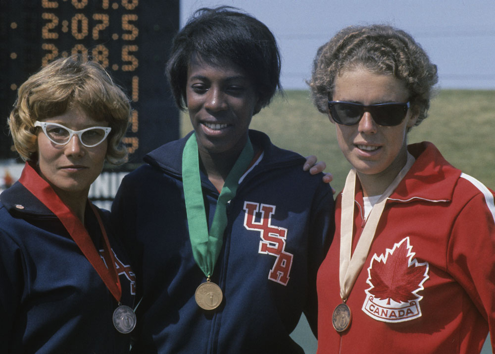 &lt;a href=&quot;https://www.bac-lac.gc.ca/fra/recherchecollection/Pages/notice.aspx?app=fonandcol&IdNumber=4814174&quot;&gt;La Canadienne Abby Hoffman (à droite), médaillée de bronze&lt;/a&gt;